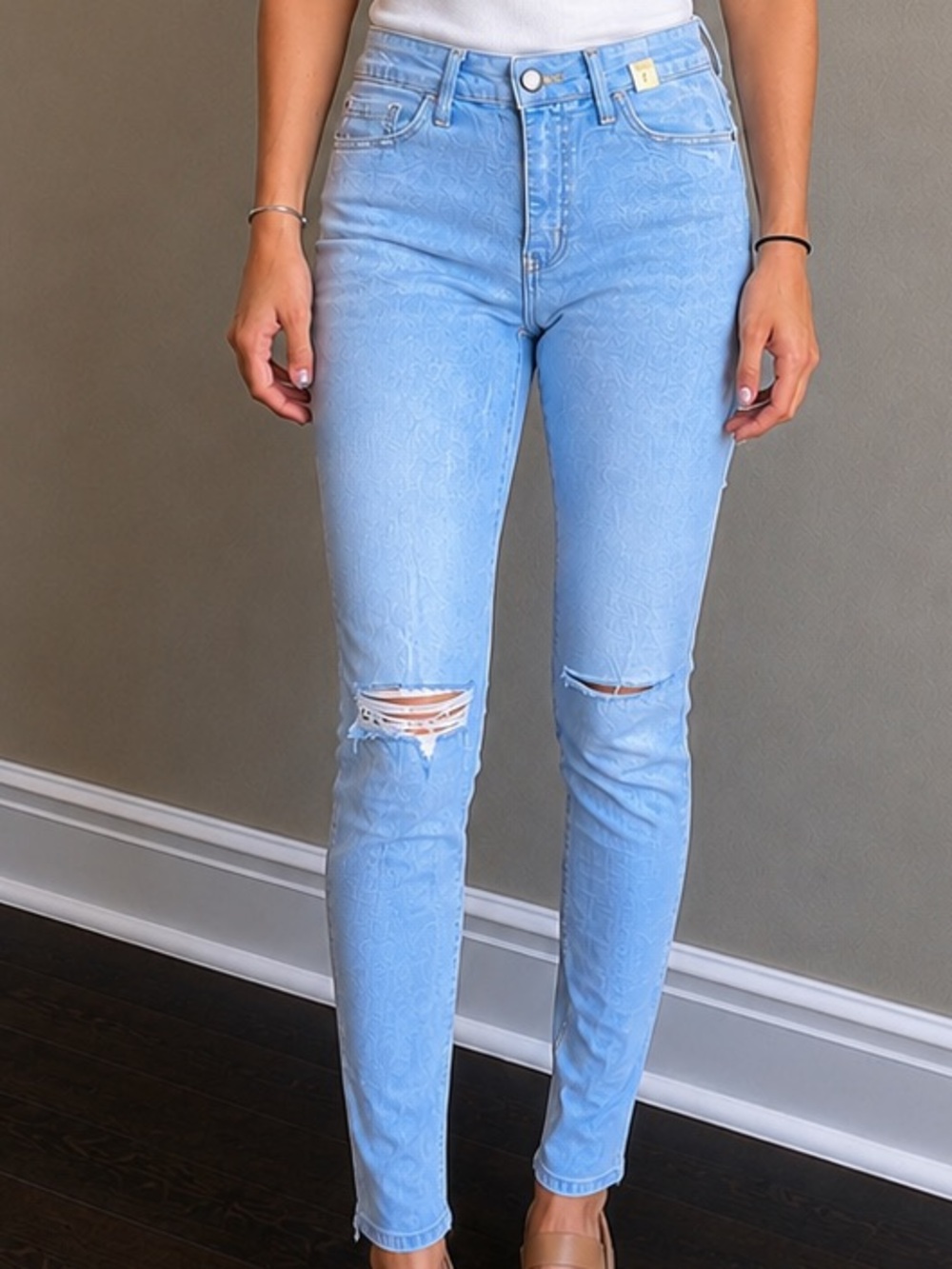 Vibrant MIU M.I.U. Light wash skinny jeans size 7 distressed